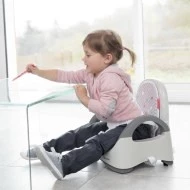 Badabulle Přenosná židlička Comfort Dítě sedí na zemi v přenosné židličce Comfort