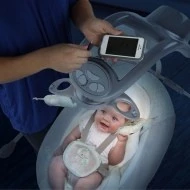  Bright Starts Houpačka velká s kolotočem a adaptérem InLight 0m+ - Připojení mobilu