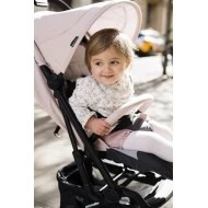  Easywalker BUGGY XS - Detail s holčičkou