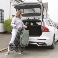  JOIE Versatrax SET sportovní kočárek s korbičkou - Skládání do auta