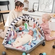 MoMi NOE Hrací deka - zvýšené okraje Education mat V pokojíku