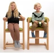  Reemy grow dřevěná židlička - Jednoduchou změnou polohy sedátka a opěrky nohou změníte věk uživatele