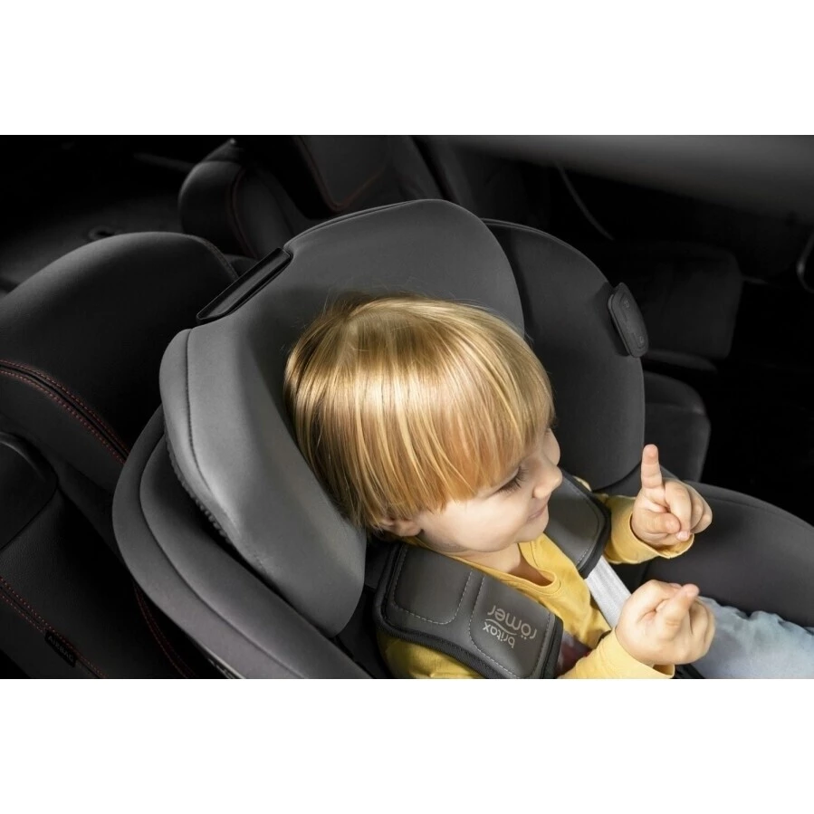 Britax Romer Autosedačka Dualfix iSense - Dualfix iSense s dítkem