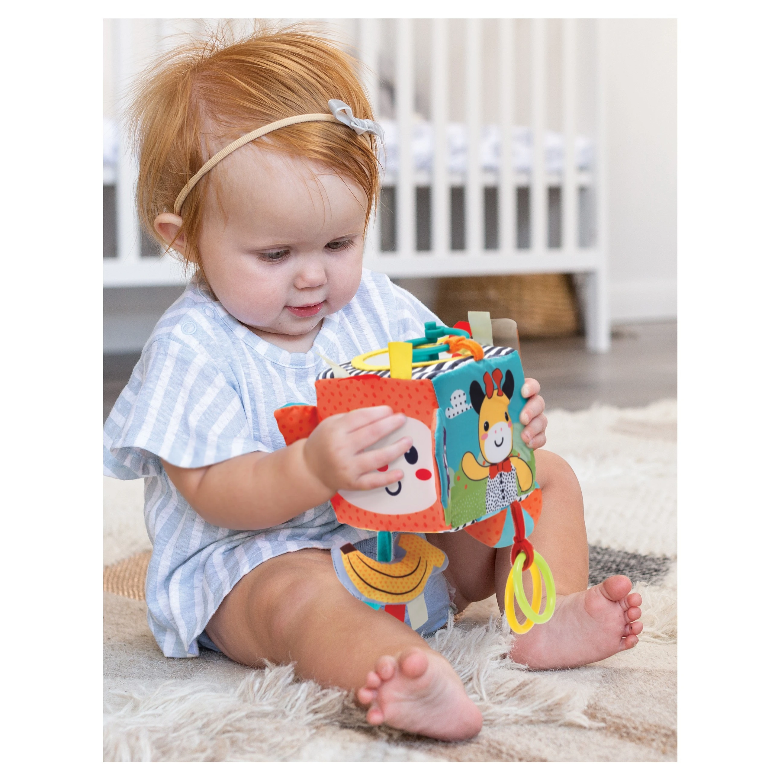 Infantino Závěsná kostka s aktivitami Lvíček - 