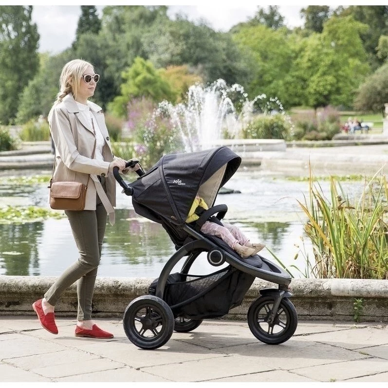 JOIE Crosster Flex signature - Na procházce