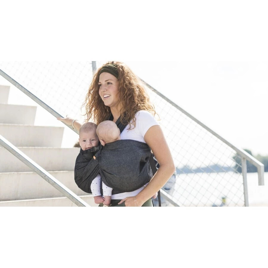 Minimonkey Nosítka TWIN pro dvojčata - Paní s nosítkem na schodech